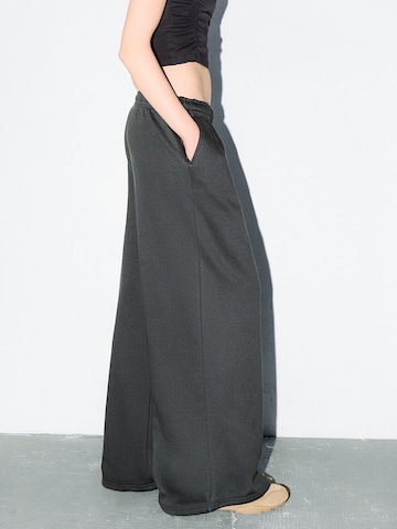 Wide leg Pantaloni de la Bershka pe gri