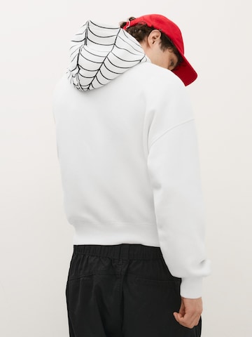Bershka Суичъри с качулка 'SPIDERMAN' в бяло: отзад