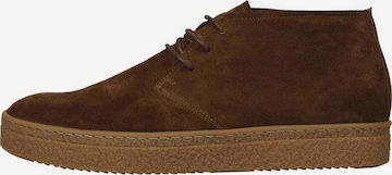 Scalpers Chukka boots in Brown: front