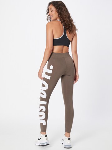 Skinny Leggings 'Essential' di Nike Sportswear in marrone