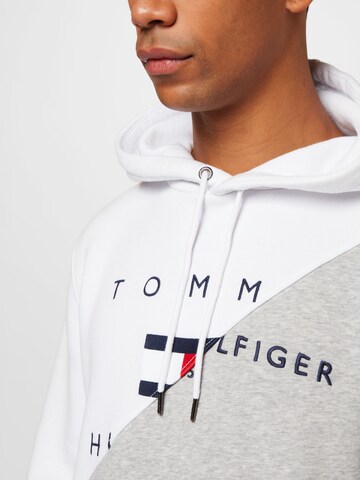 Felpa di Tommy Jeans in bianco