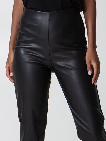 Coupe slim Pantalon 'Hilda' Indiska en noir