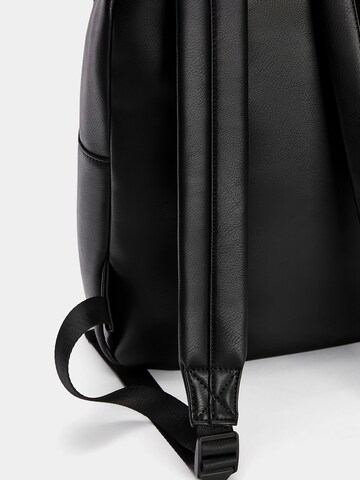 Pull&Bear Rucksack in Schwarz