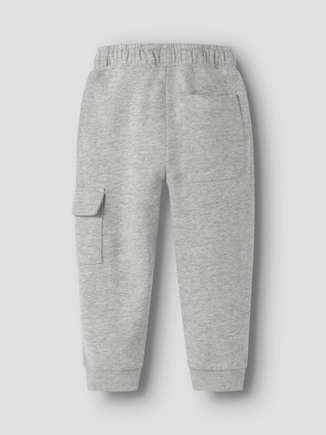 NAME IT Конический (Tapered) Штаны 'NMMNEIL' в Серый