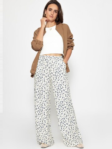 SASSYCLASSY Regular Hose‌‌‌‌‌‌‌‌‌‌ in Weiß