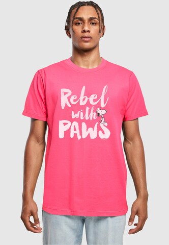 Merchcode Shirt 'Peanuts - Rebel with paws' in Roze: voorkant