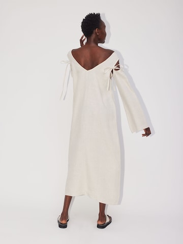 Robe 'Holiday' ABOUT YOU REBIRTH STUDIOS en beige