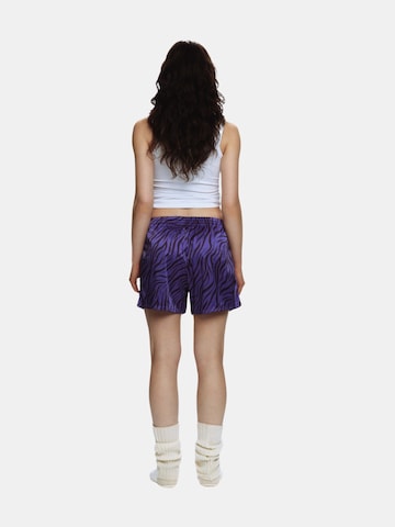 EKCENTRIK Loosefit Hose 'Purple Zebra' in Lila