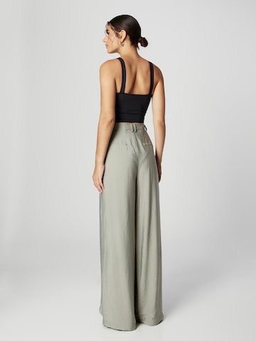 Guido Maria Kretschmer Women Wide leg Pleat-Front Pants 'Finja' in Green: back