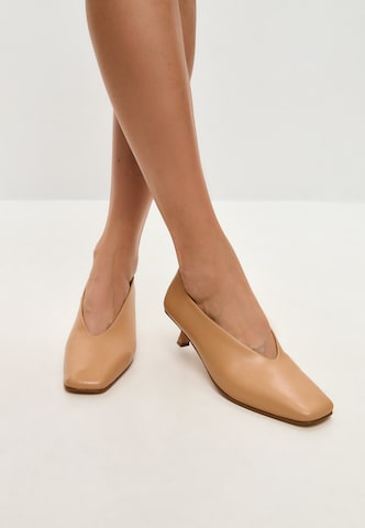 CESARE GASPARI Pumps in Beige