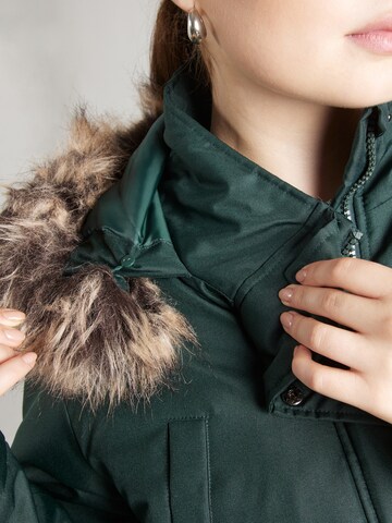 Parka invernale 'CARIrena' di ONLY Carmakoma in verde
