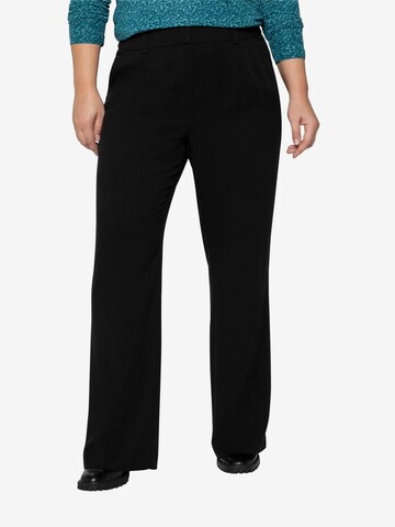 SHEEGO Bootcut Bundfaltenhose in Schwarz: predná strana