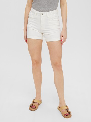 VERO MODA Regular Shorts 'Nineteen' in Weiß: predná strana