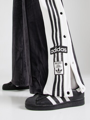 ADIDAS ORIGINALS Zvonové kalhoty Kalhoty 'Adibreak' – černá