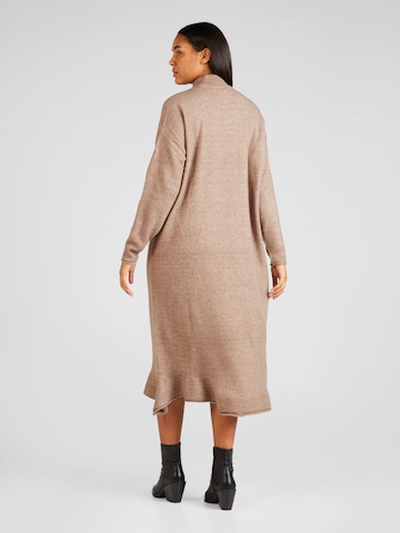Vero Moda Curve Knitted dress 'KADEN' in Brown