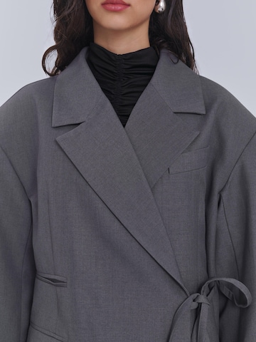AEMMI Blazers 'WRAP OVERSIZED BLAZER' in Grijs