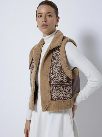 Gilet 'Leather Detailed Embroidered West' Touché Privé en marron