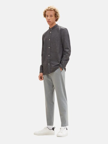 regular Pantaloni con piega frontale di TOM TAILOR DENIM in grigio