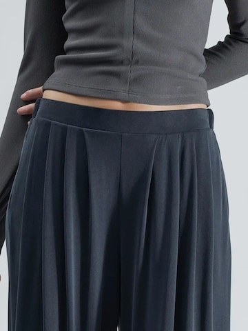 Loosefit Pantaloni di Busem in grigio