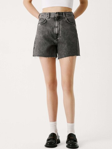 Red Bull Racing x Pepe Jeans Loosefit Jeans in Grijs: voorkant