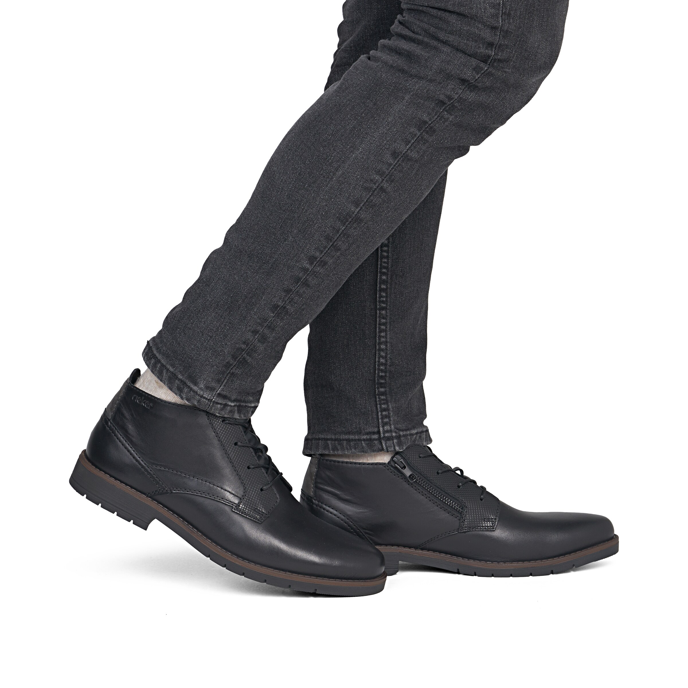 Bottines à lacets Rieker en noir : devant