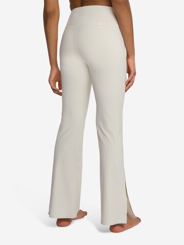 OCEANSAPART - Acampanado Pantalón deportivo 'Venus' en beige