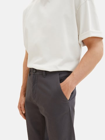 Regular Pantalon chino TOM TAILOR en gris