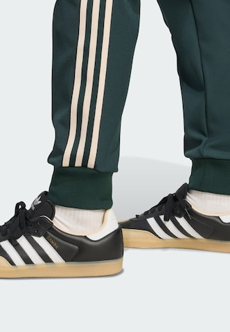 ADIDAS ORIGINALS Tapered Broek in Groen