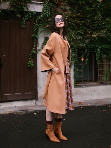 Couture de Marie Tussenmantel 'Mid-Season Tailored Coat for Office Wear – Addison' in Beige: voorkant