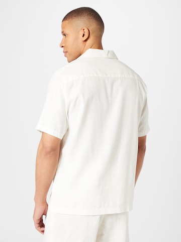 Coupe regular Chemise WEEKDAY en blanc