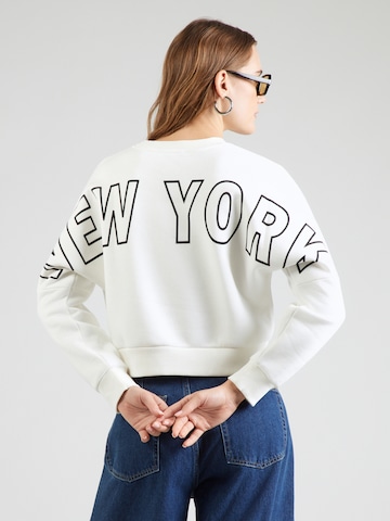 ABOUT YOU Sweatshirt 'Rea' in Beige: voorkant