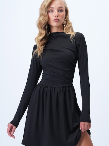 Trend Alaçatı Stili - Vestido en negro