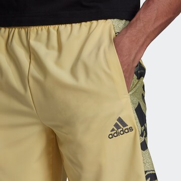 Regular Pantaloni sport 'Essentials Brandlove' de la ADIDAS SPORTSWEAR pe galben