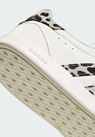 Baskets basses ADIDAS SPORTSWEAR en blanc