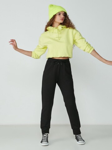 C&City Tapered Trousers in Black: front