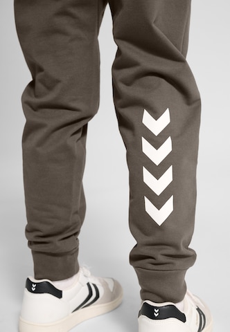 Hummel Tapered Sporthose in Grün