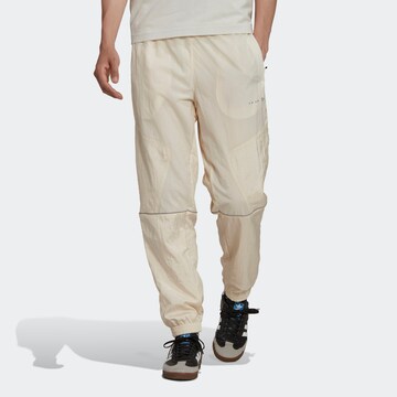 ADIDAS ORIGINALS - Tapered Pantalón 'Reveal Material Mix' en blanco: frente