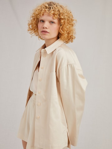 A LOT LESS Between-Season Jacket 'Lana' in White: front