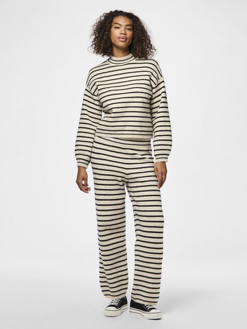 Regular Pantalon PIECES en blanc