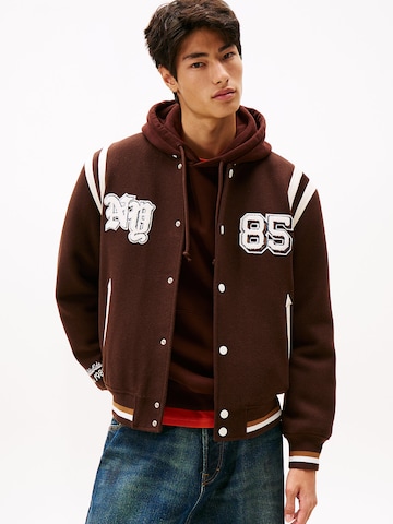 Tommy Jeans Tussenjas 'Best Varsity' in Bruin: voorkant