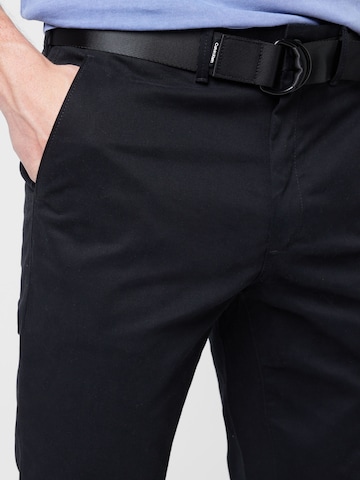 Calvin Klein نحيف سراويل من القماش القطني بلون أسود