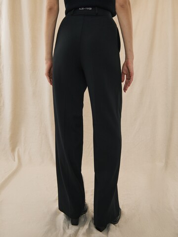 Kendall for ABOUT YOU Wide leg Pleated Pants 'Alexis' in Black
