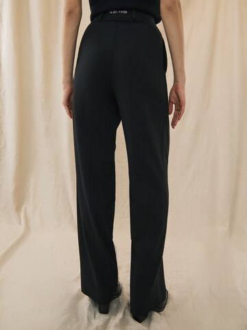 Wide Leg Pantalon à plis 'Alexis' Kendall for ABOUT YOU en noir