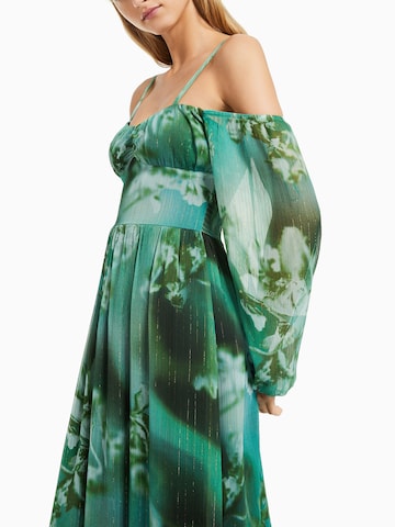 Rochie de la Bershka pe verde