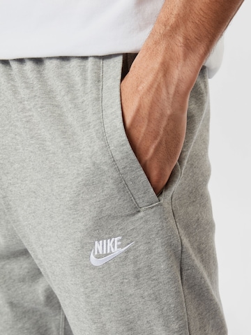 Tapered Pantaloni di Nike Sportswear in grigio