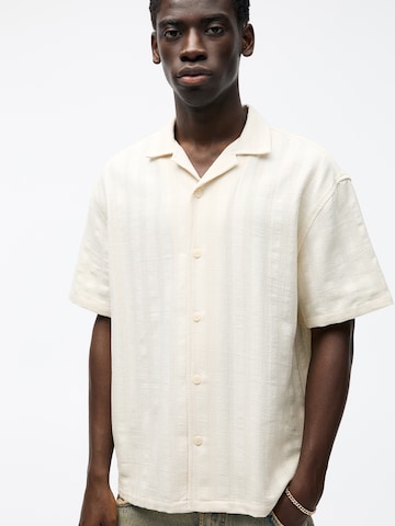 Pull&Bear Comfort Fit Риза в бяло