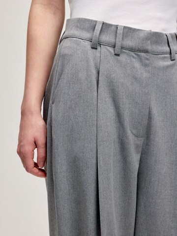 Loosefit Pantaloni 'Kaj' di EDITED in grigio