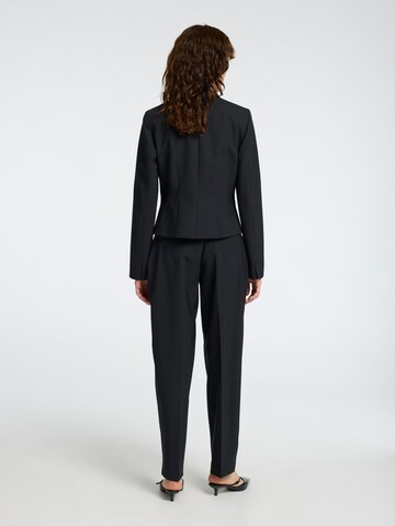 Regular Pantalon à plis SELECTED FEMME en noir