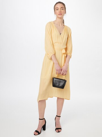 Traffic People - Vestido en amarillo