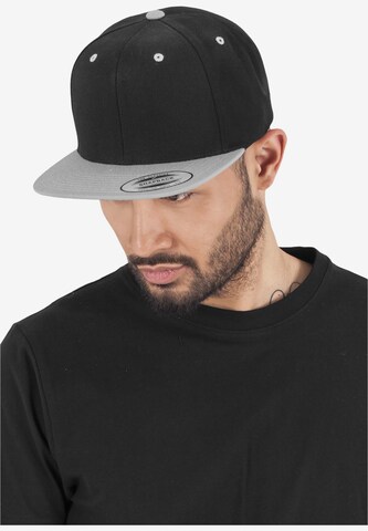 Casquette Flexfit en noir : devant